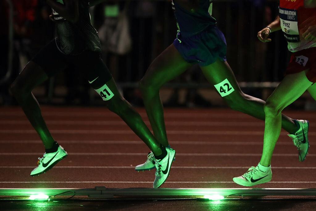 El atletismo mundial vive un nuevo cisma con las liebres luminosas